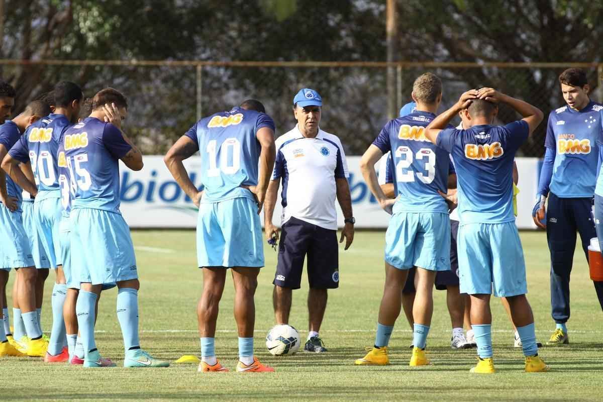 Treino desta segunda-feira na Toca da Raposa II. Jogadores do Cruzeiro se prepararam para enfrentar o Santos, na quarta-feira, no Mineiro, no jogo de ida das quartas de final da Copa do Brasil