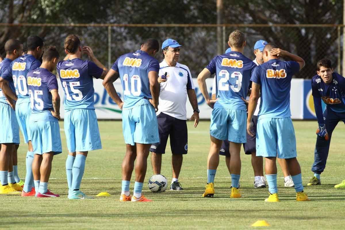 Treino desta segunda-feira na Toca da Raposa II. Jogadores do Cruzeiro se prepararam para enfrentar o Santos, na quarta-feira, no Mineiro, no jogo de ida das quartas de final da Copa do Brasil