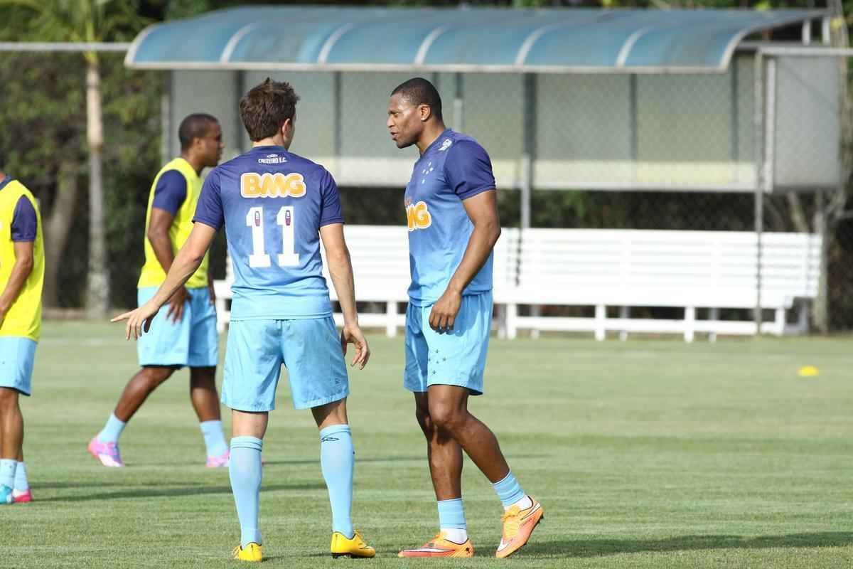 Treino desta segunda-feira na Toca da Raposa II. Jogadores do Cruzeiro se prepararam para enfrentar o Santos, na quarta-feira, no Mineiro, no jogo de ida das quartas de final da Copa do Brasil