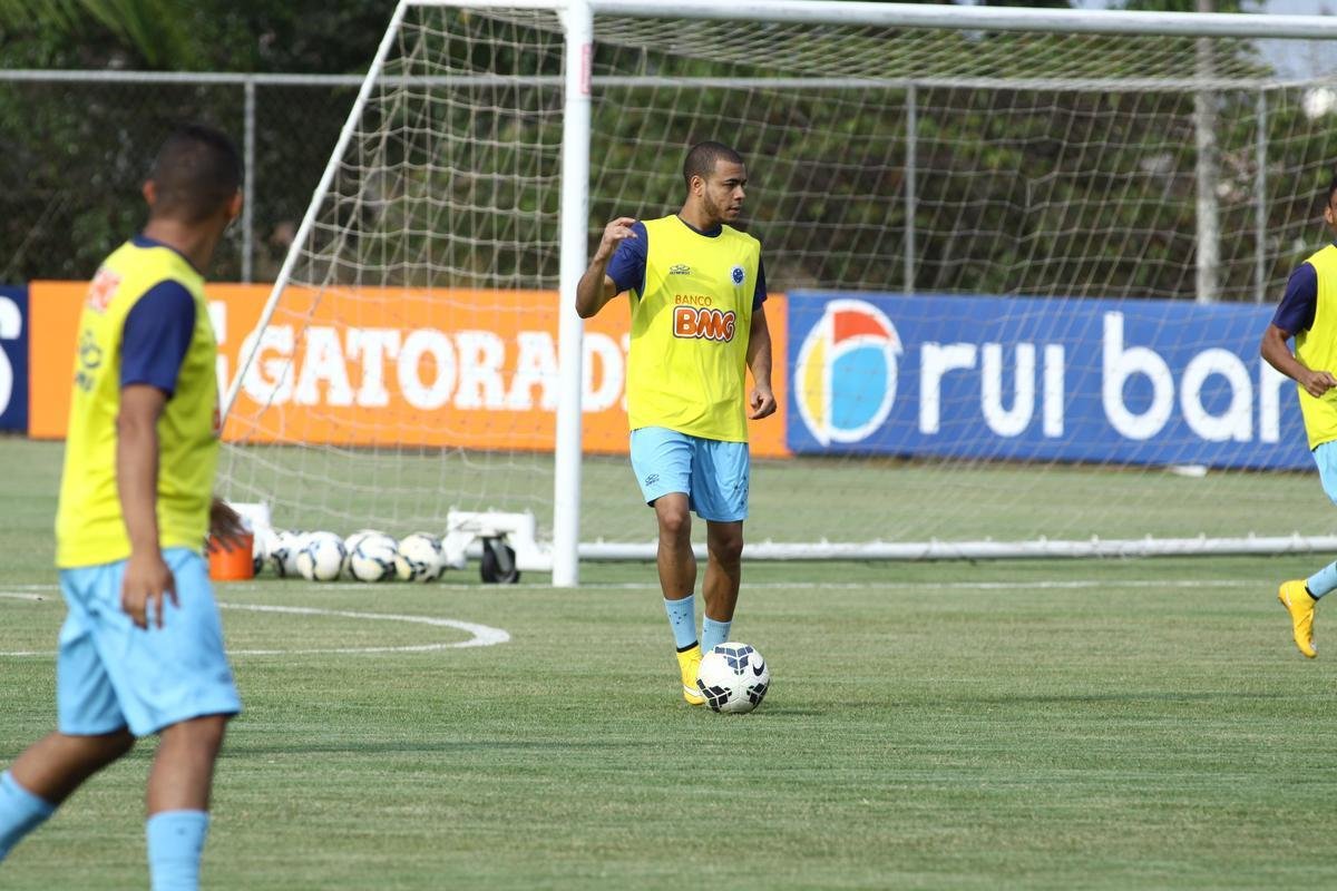 Treino desta segunda-feira na Toca da Raposa II. Jogadores do Cruzeiro se prepararam para enfrentar o Santos, na quarta-feira, no Mineiro, no jogo de ida das quartas de final da Copa do Brasil
