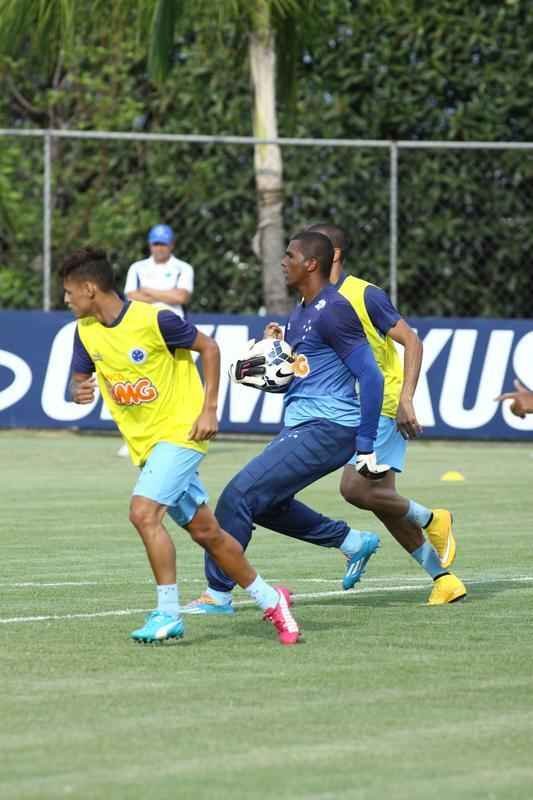 Treino desta segunda-feira na Toca da Raposa II. Jogadores do Cruzeiro se prepararam para enfrentar o Santos, na quarta-feira, no Mineiro, no jogo de ida das quartas de final da Copa do Brasil