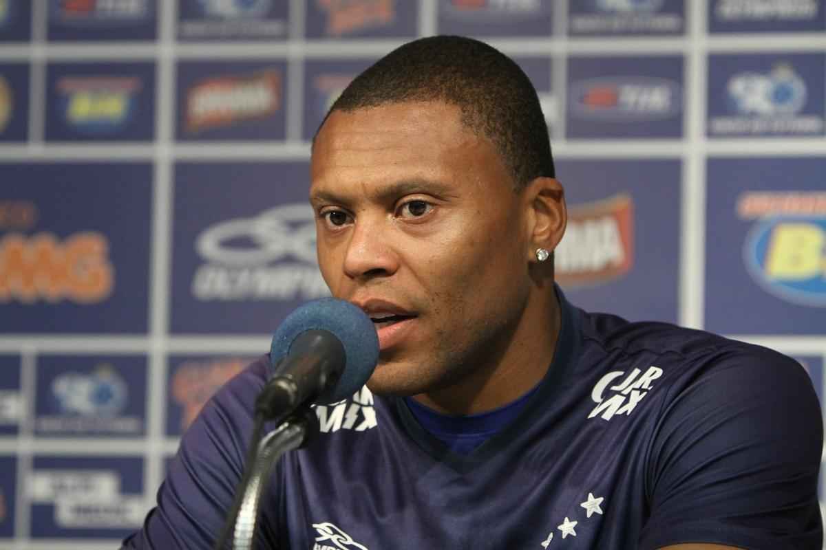 Presidente Gilvan conversou com jogadores antes do treino na Toca da Raposa II