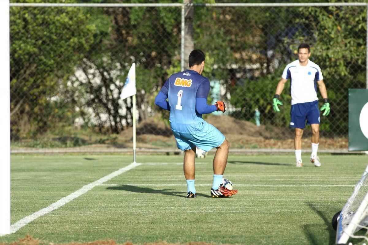 Presidente Gilvan conversou com jogadores antes do treino na Toca da Raposa II