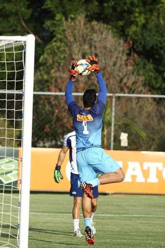 Presidente Gilvan conversou com jogadores antes do treino na Toca da Raposa II