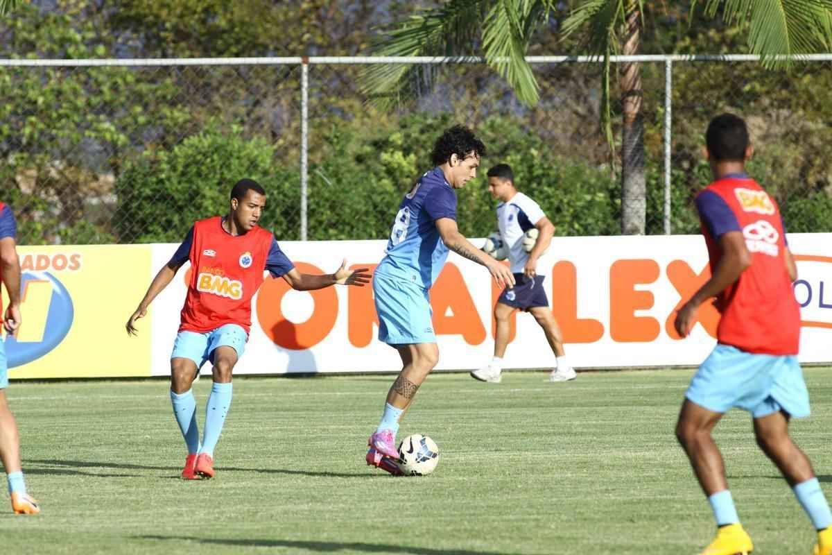 Presidente Gilvan conversou com jogadores antes do treino na Toca da Raposa II
