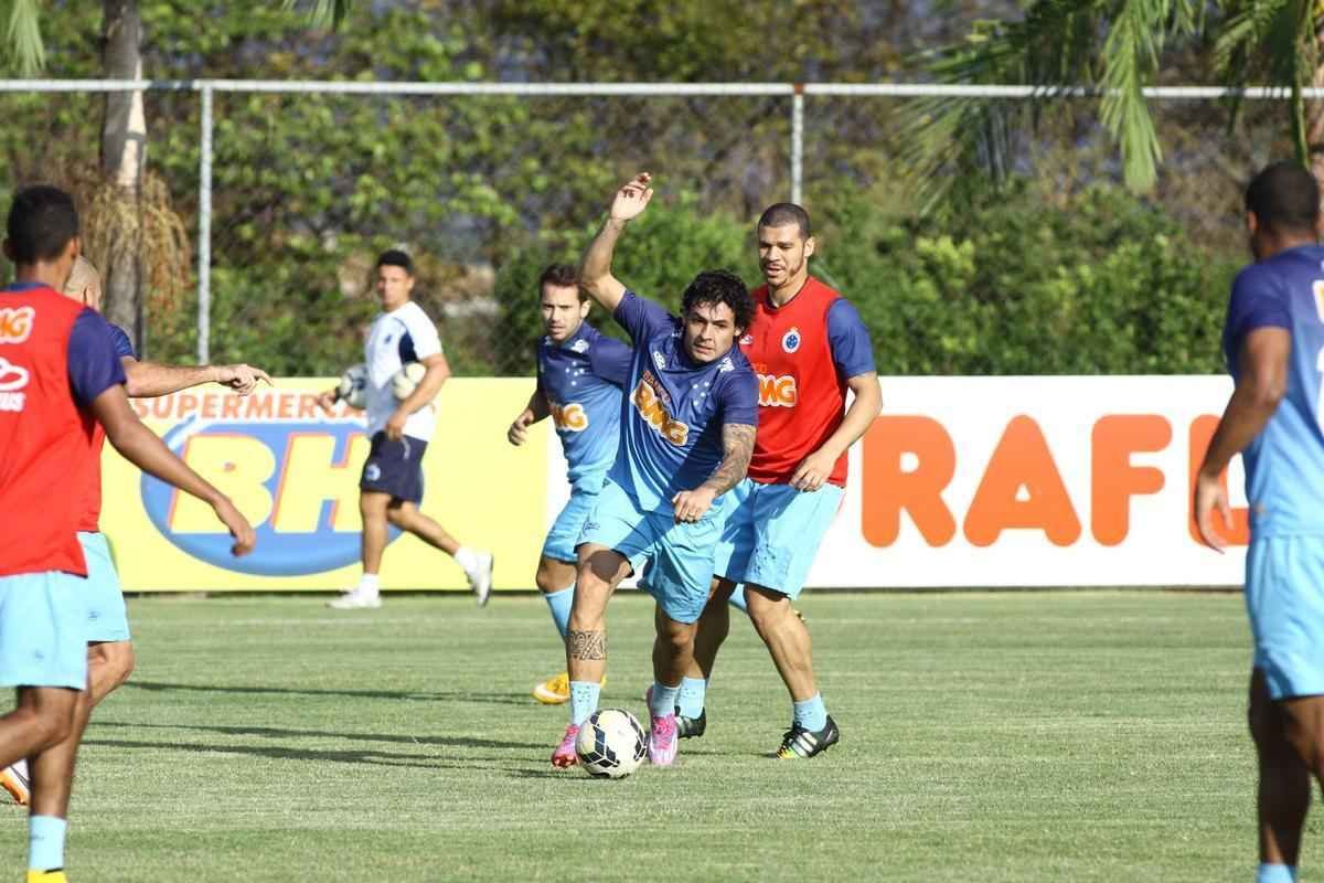 Presidente Gilvan conversou com jogadores antes do treino na Toca da Raposa II