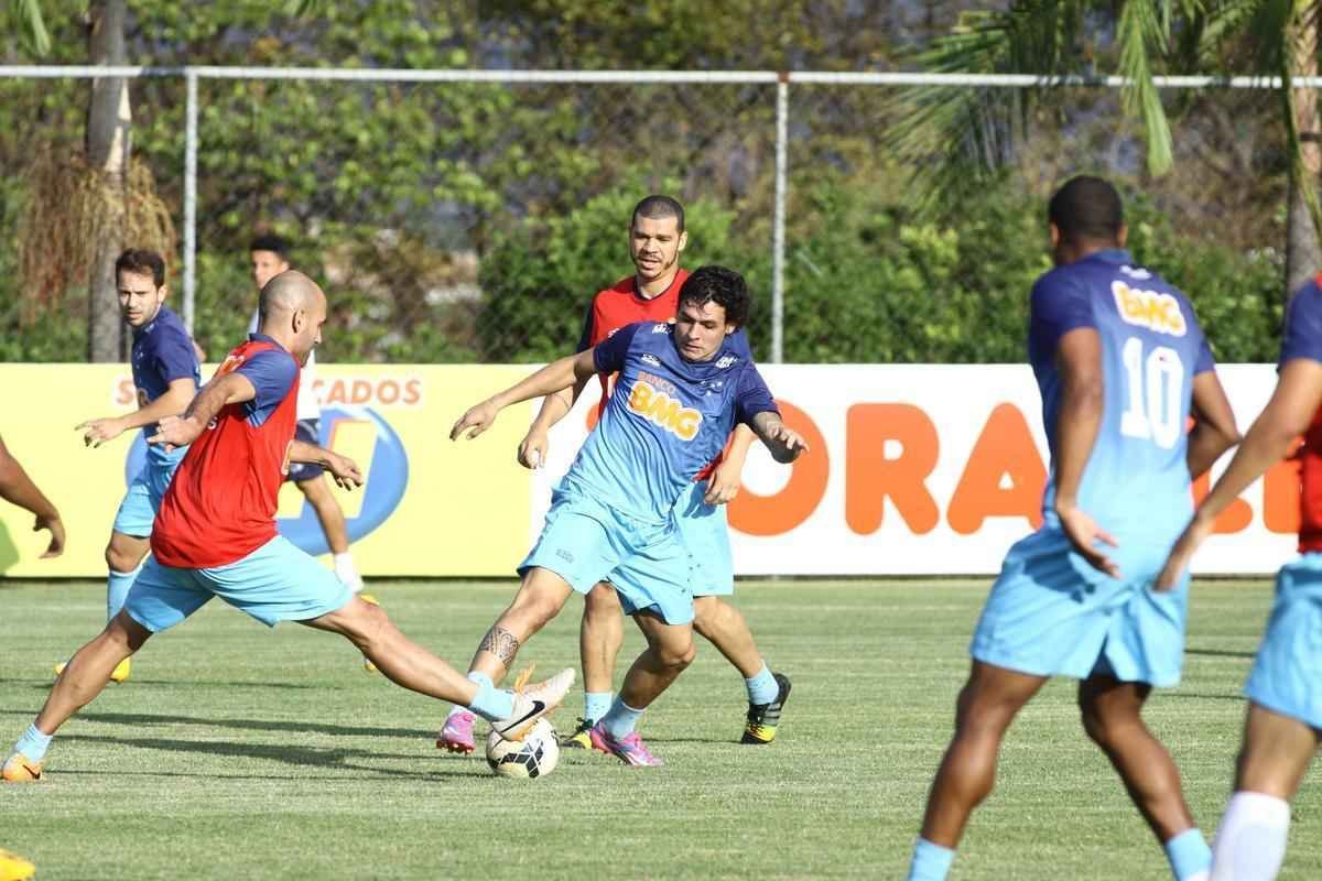 Presidente Gilvan conversou com jogadores antes do treino na Toca da Raposa II