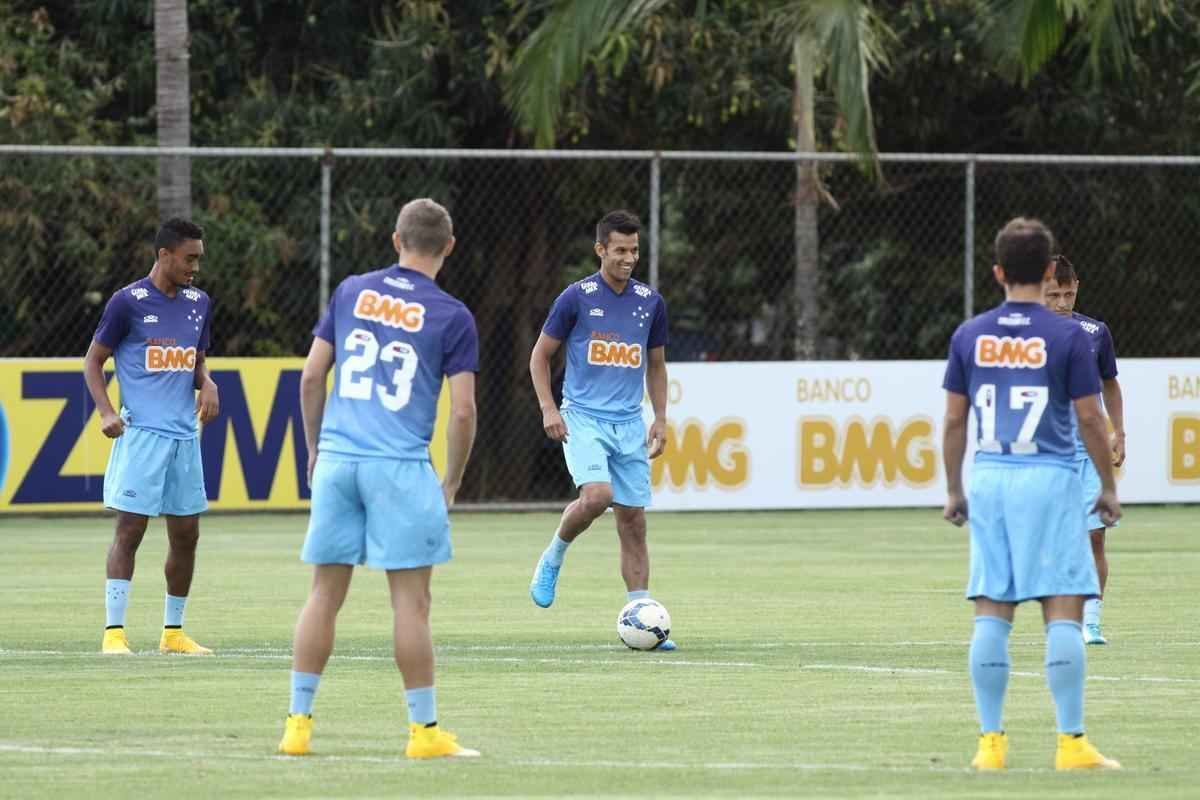 Presidente Gilvan conversou com jogadores antes do treino na Toca da Raposa II