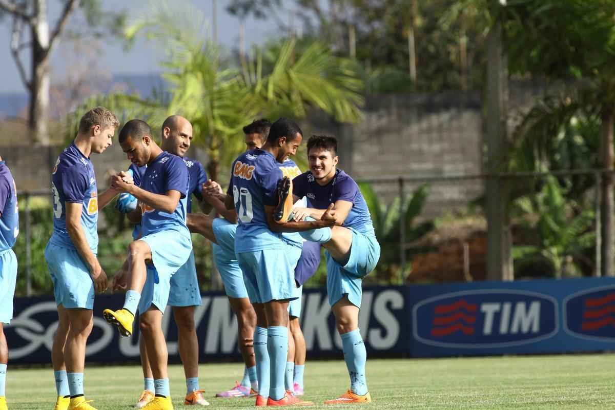 Presidente Gilvan conversou com jogadores antes do treino na Toca da Raposa II