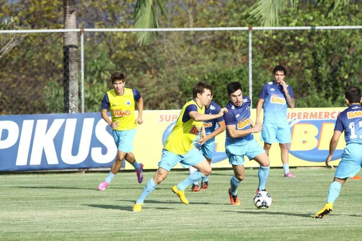 Presidente Gilvan conversou com jogadores antes do treino na Toca da Raposa II