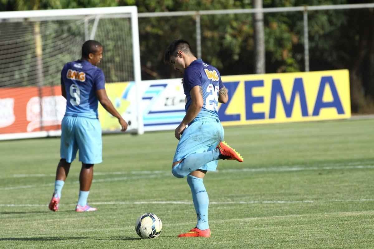 Presidente Gilvan conversou com jogadores antes do treino na Toca da Raposa II