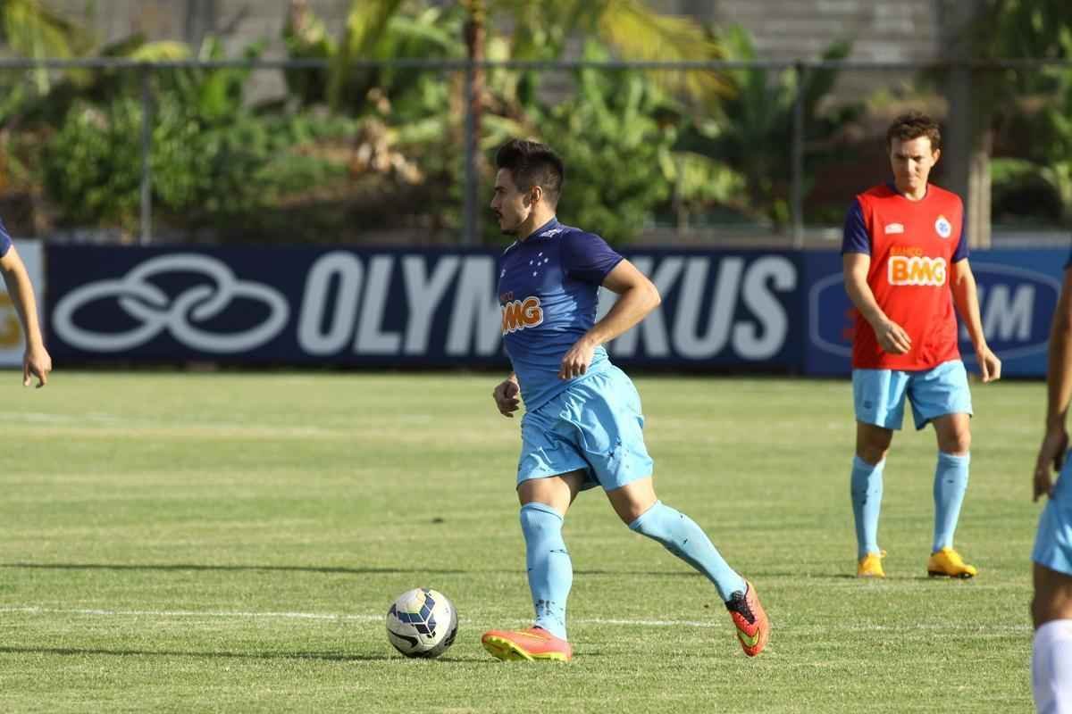 Presidente Gilvan conversou com jogadores antes do treino na Toca da Raposa II