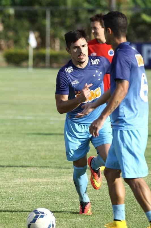 Presidente Gilvan conversou com jogadores antes do treino na Toca da Raposa II