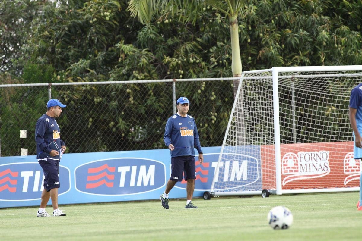 Presidente Gilvan conversou com jogadores antes do treino na Toca da Raposa II