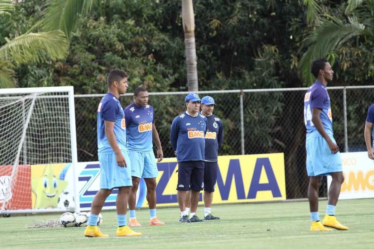 Presidente Gilvan conversou com jogadores antes do treino na Toca da Raposa II