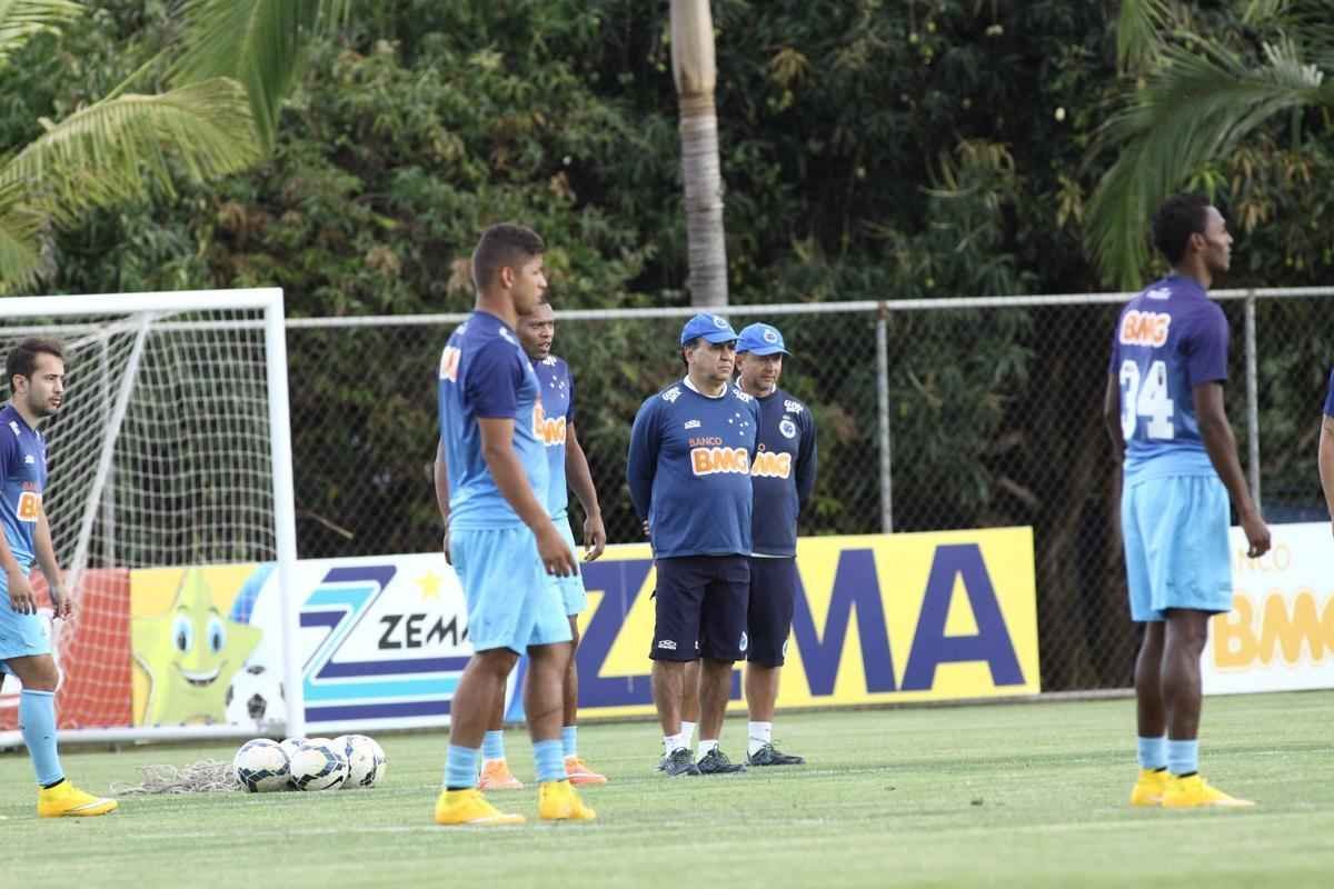 Presidente Gilvan conversou com jogadores antes do treino na Toca da Raposa II