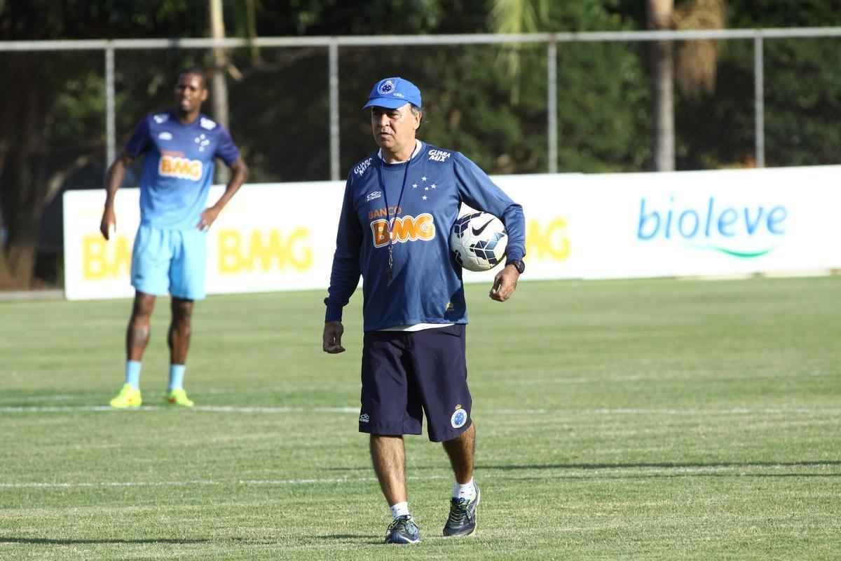 Presidente Gilvan conversou com jogadores antes do treino na Toca da Raposa II