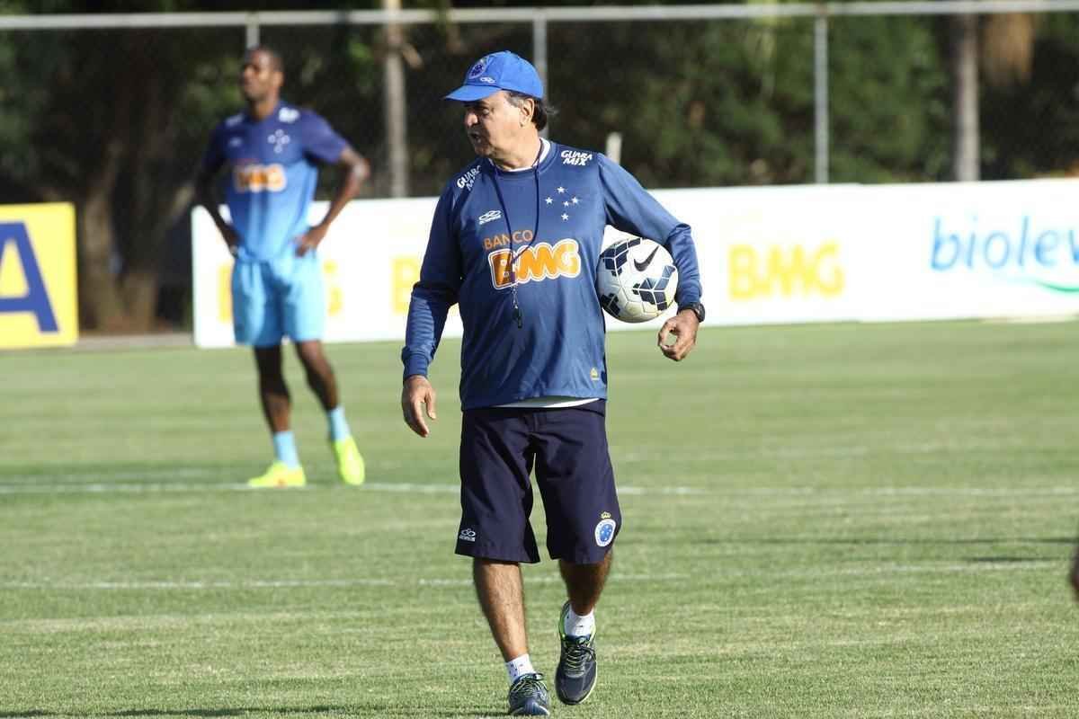 Presidente Gilvan conversou com jogadores antes do treino na Toca da Raposa II