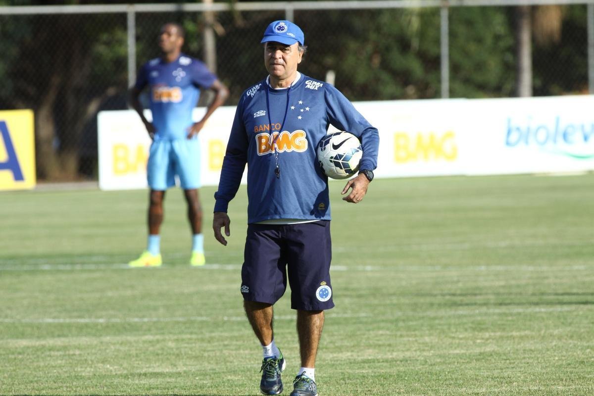 Presidente Gilvan conversou com jogadores antes do treino na Toca da Raposa II