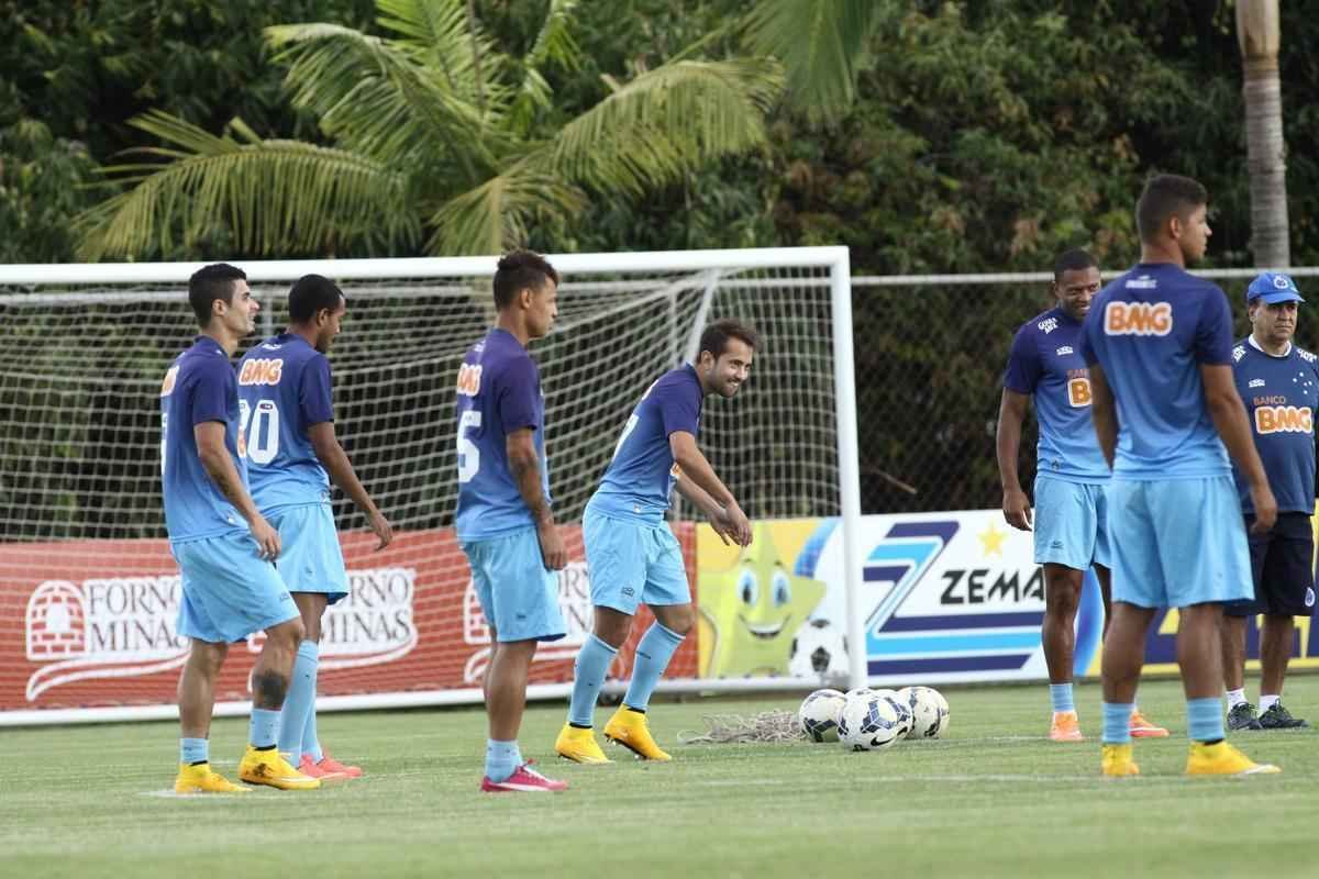 Presidente Gilvan conversou com jogadores antes do treino na Toca da Raposa II