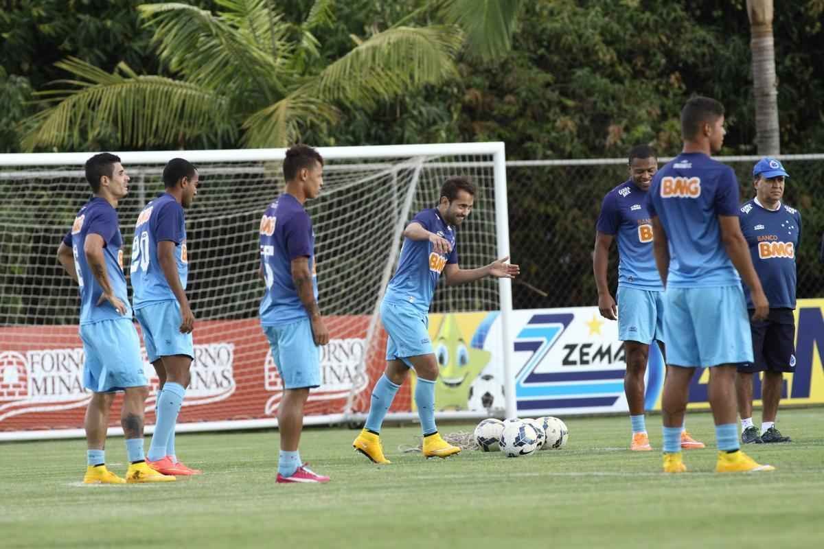 Presidente Gilvan conversou com jogadores antes do treino na Toca da Raposa II