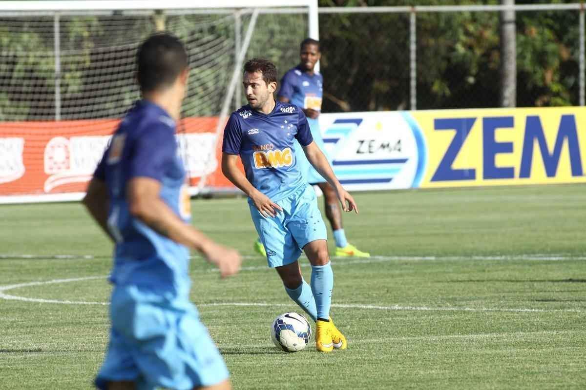 Presidente Gilvan conversou com jogadores antes do treino na Toca da Raposa II