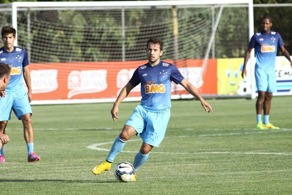 Presidente Gilvan conversou com jogadores antes do treino na Toca da Raposa II