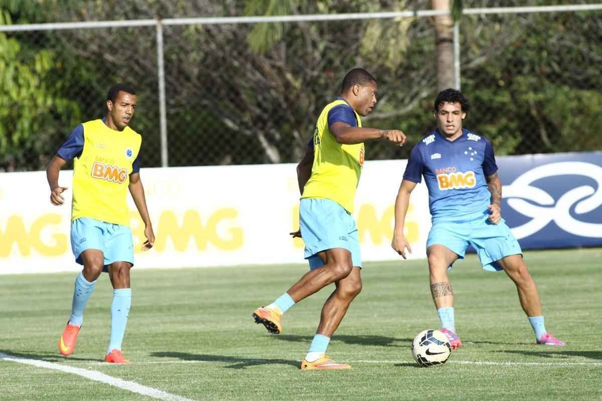 Presidente Gilvan conversou com jogadores antes do treino na Toca da Raposa II