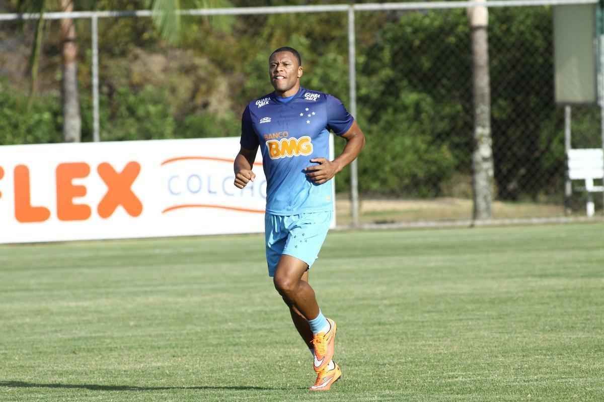 Presidente Gilvan conversou com jogadores antes do treino na Toca da Raposa II