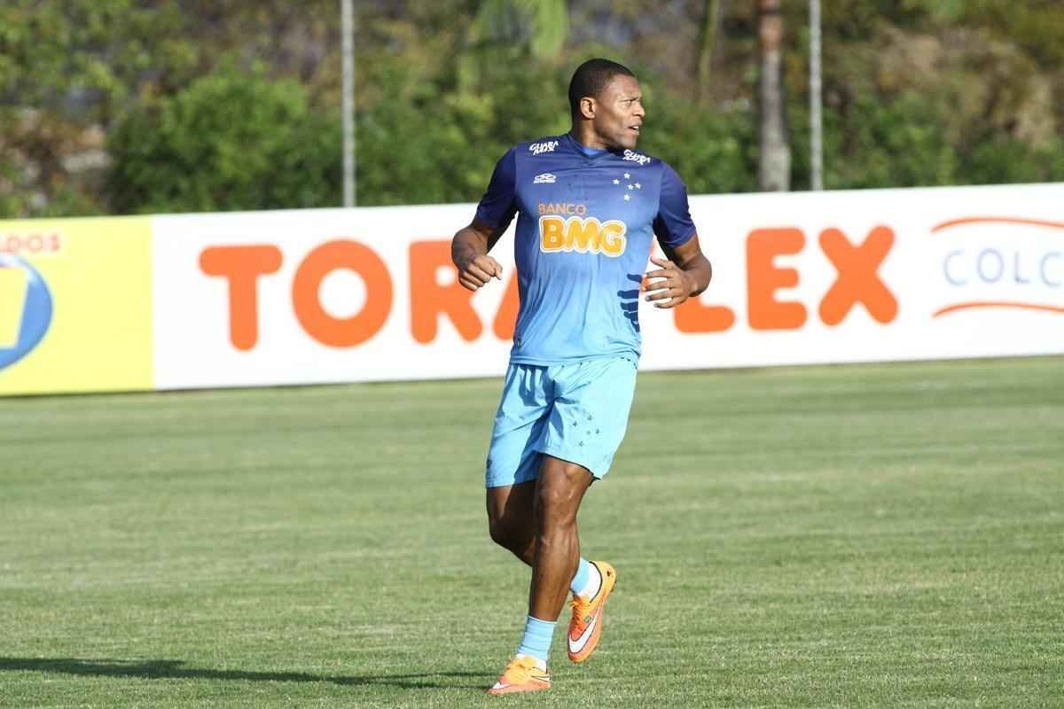 Presidente Gilvan conversou com jogadores antes do treino na Toca da Raposa II