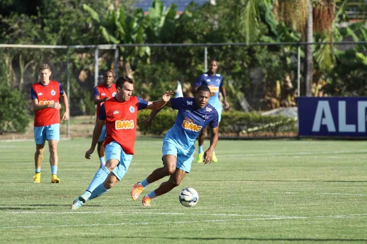 Presidente Gilvan conversou com jogadores antes do treino na Toca da Raposa II