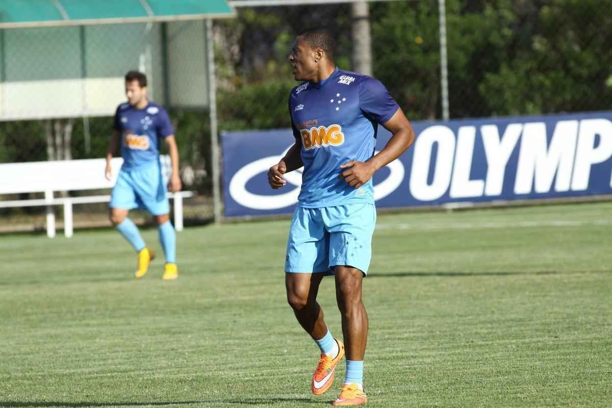 Presidente Gilvan conversou com jogadores antes do treino na Toca da Raposa II