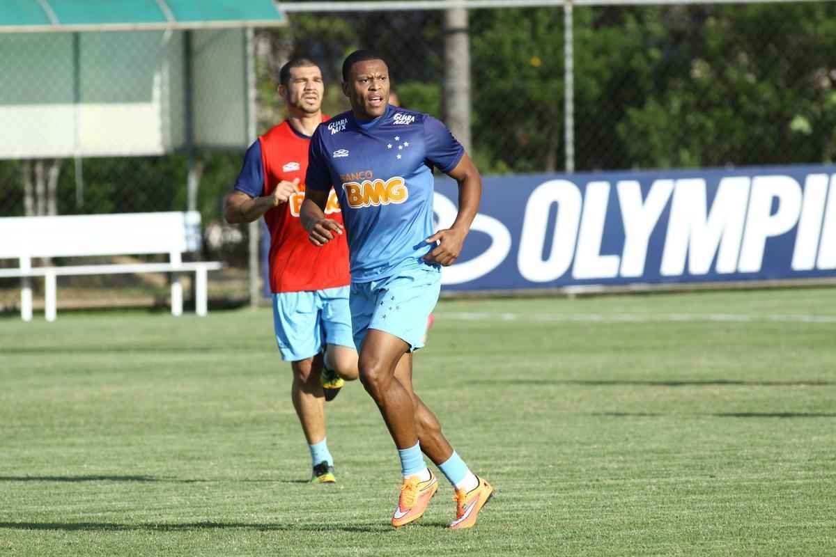 Presidente Gilvan conversou com jogadores antes do treino na Toca da Raposa II