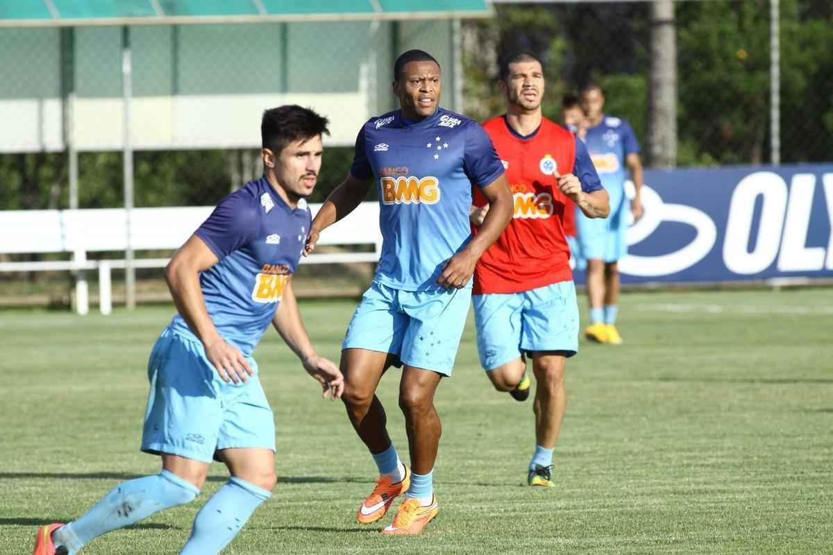 Presidente Gilvan conversou com jogadores antes do treino na Toca da Raposa II