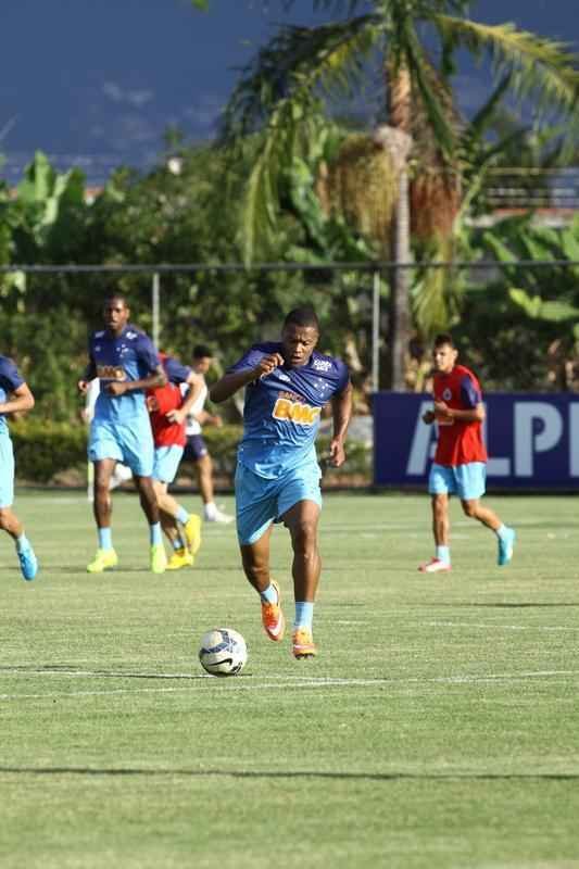 Presidente Gilvan conversou com jogadores antes do treino na Toca da Raposa II