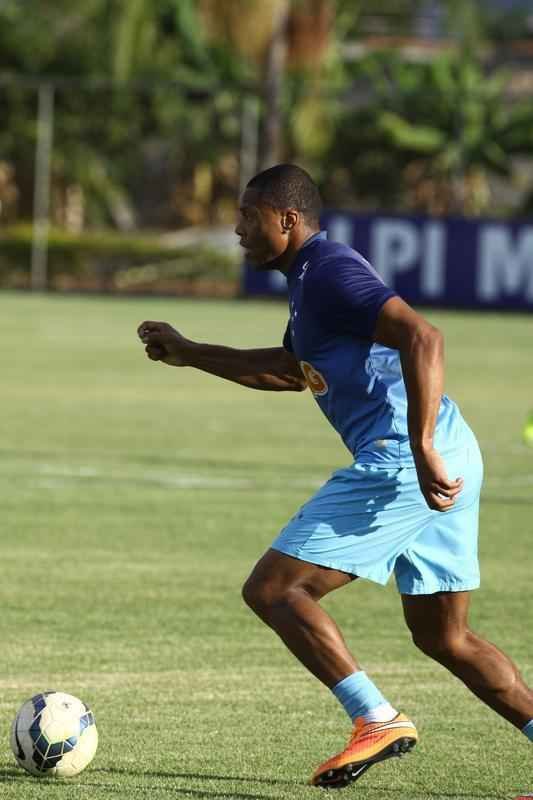 Presidente Gilvan conversou com jogadores antes do treino na Toca da Raposa II