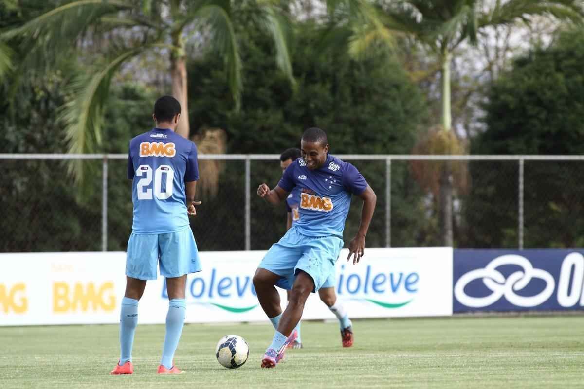Presidente Gilvan conversou com jogadores antes do treino na Toca da Raposa II