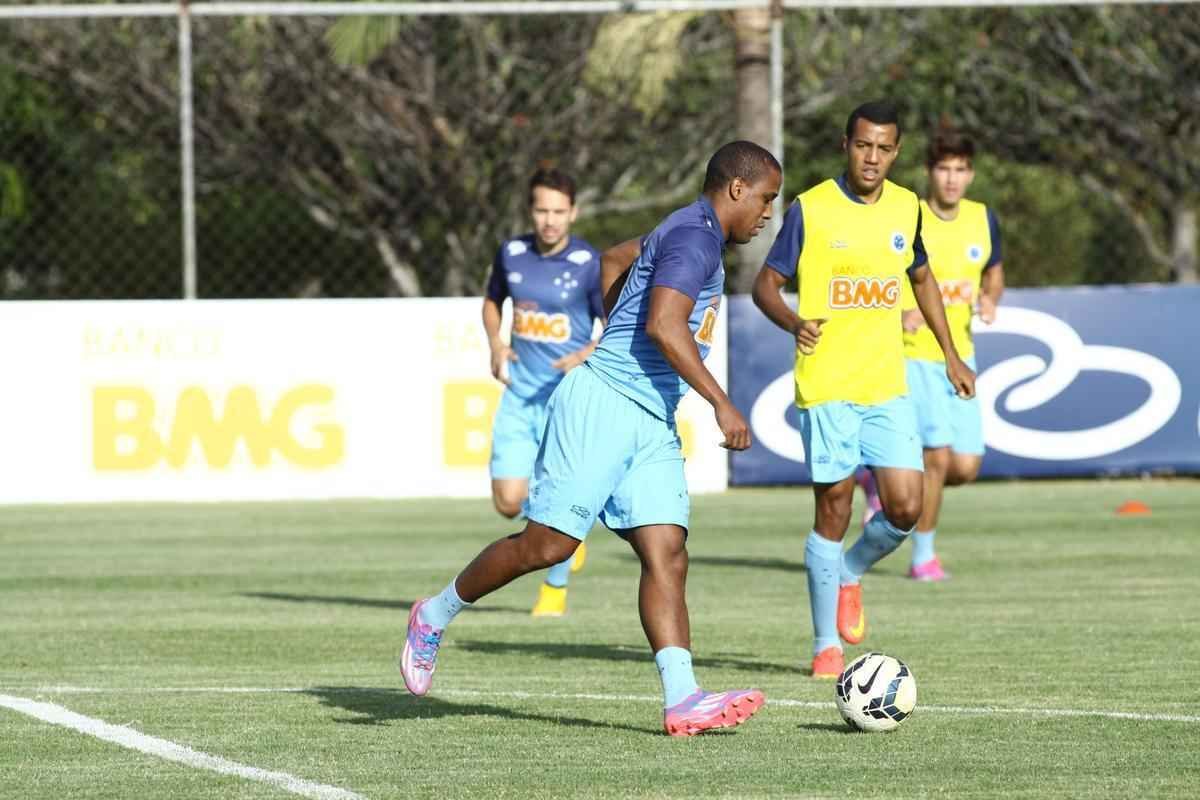 Presidente Gilvan conversou com jogadores antes do treino na Toca da Raposa II