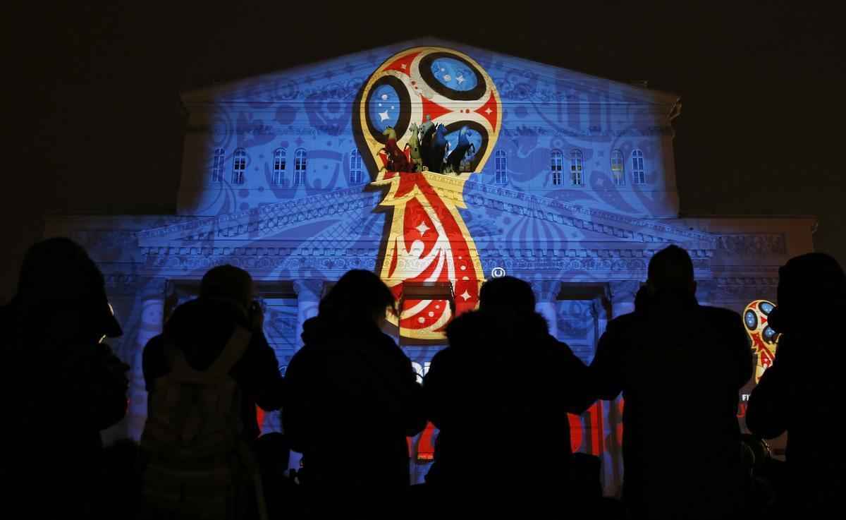 O emblema foi revelado por trs cosmonautas russos, diretamente de uma cpsula espacial, em ato que remeteu  Guerra Fria. Depois de mostrado em uma tela no estdio onde o programa foi gravado, o logo foi simultaneamente projetado em luzes na histrica sede do Teatro Bolshoi, em Moscou. Decorado em vermelho, com traos dourados e trs crculos azuis no topo, o emblema vem sendo elogiado nas redes sociais.