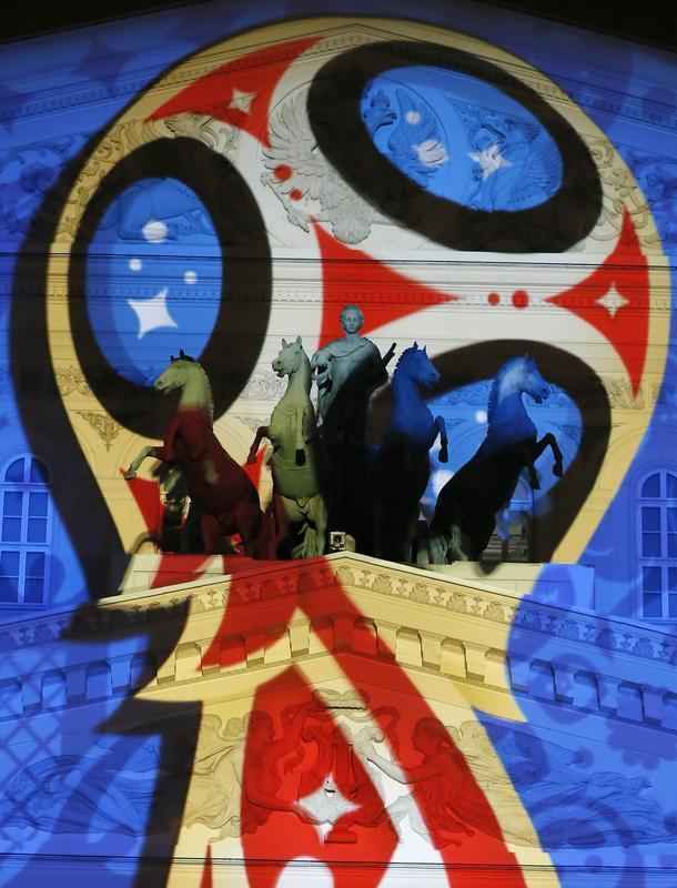 O emblema foi revelado por trs cosmonautas russos, diretamente de uma cpsula espacial, em ato que remeteu  Guerra Fria. Depois de mostrado em uma tela no estdio onde o programa foi gravado, o logo foi simultaneamente projetado em luzes na histrica sede do Teatro Bolshoi, em Moscou. Decorado em vermelho, com traos dourados e trs crculos azuis no topo, o emblema vem sendo elogiado nas redes sociais.