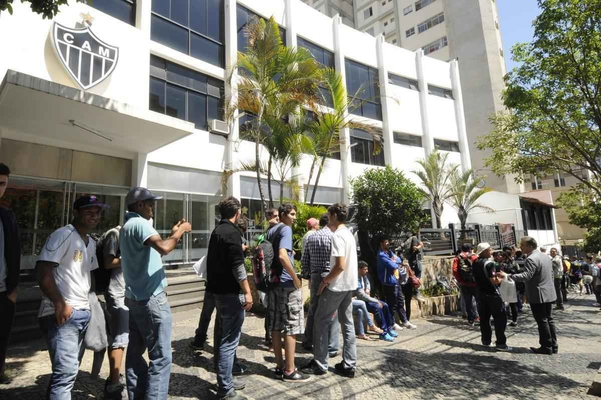 Torcedores do Atltico formam fila na sede do clube por ingressos para segunda partida da semifinal da Copa do Brasil contra o Flamengo, no Mineiro, no dia 5 de novembro. Jogo de ida ser nesta quarta-feira, s 22h, no Maracan 
