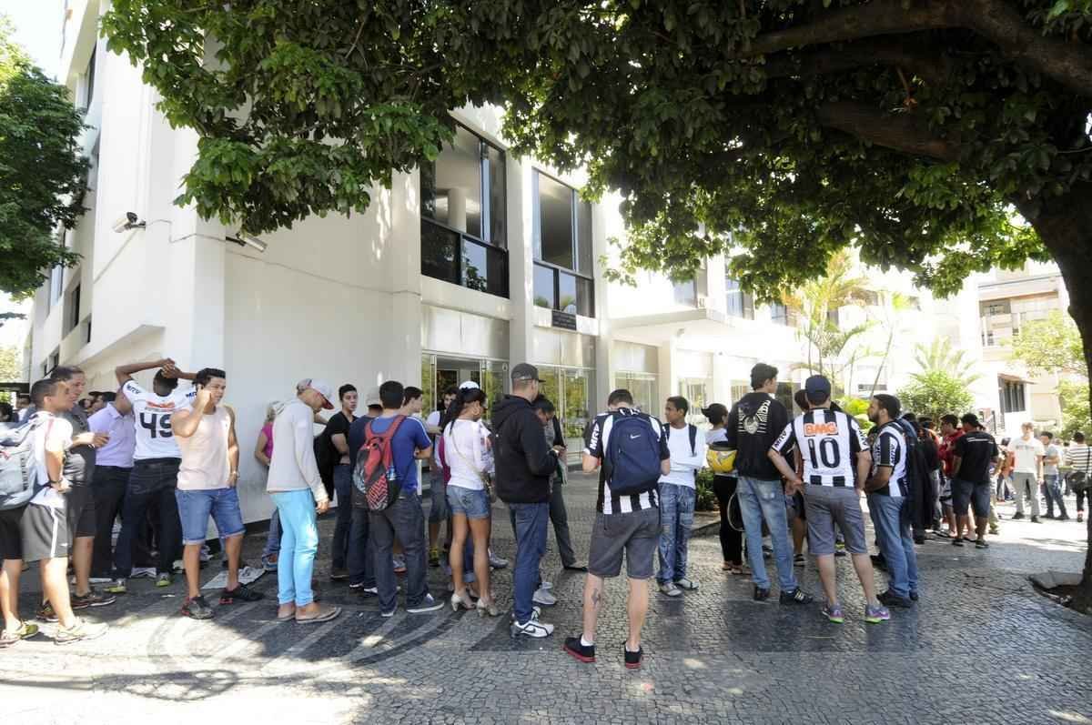 Torcedores do Atltico formam fila na sede do clube por ingressos para segunda partida da semifinal da Copa do Brasil contra o Flamengo, no Mineiro, no dia 5 de novembro. Jogo de ida ser nesta quarta-feira, s 22h, no Maracan 