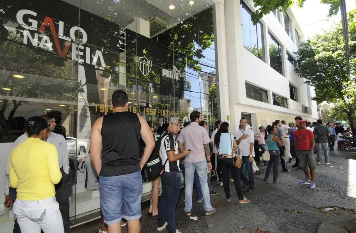 Torcedores do Atltico formam fila na sede do clube por ingressos para segunda partida da semifinal da Copa do Brasil contra o Flamengo, no Mineiro, no dia 5 de novembro. Jogo de ida ser nesta quarta-feira, s 22h, no Maracan 
