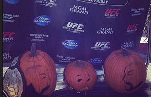 Lutadores e octagon girls do UFC no Halloween - Casa de Jon Jones equipada