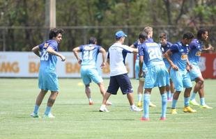 Jogadores receberam a visita  de 21 idosos de um asilo de Nova Lima, que acompanharam o �ltimo treino antes do jogo contra o Santos e puderam conhecer os atletas