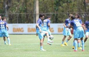 Jogadores receberam a visita  de 21 idosos de um asilo de Nova Lima, que acompanharam o �ltimo treino antes do jogo contra o Santos e puderam conhecer os atletas