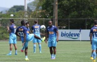 Jogadores receberam a visita  de 21 idosos de um asilo de Nova Lima, que acompanharam o �ltimo treino antes do jogo contra o Santos e puderam conhecer os atletas