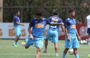 Jogadores receberam a visita  de 21 idosos de um asilo de Nova Lima, que acompanharam o �ltimo treino antes do jogo contra o Santos e puderam conhecer os atletas