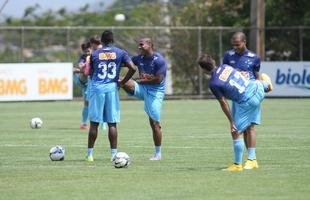 Jogadores receberam a visita  de 21 idosos de um asilo de Nova Lima, que acompanharam o �ltimo treino antes do jogo contra o Santos e puderam conhecer os atletas