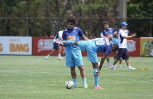Jogadores receberam a visita  de 21 idosos de um asilo de Nova Lima, que acompanharam o �ltimo treino antes do jogo contra o Santos e puderam conhecer os atletas